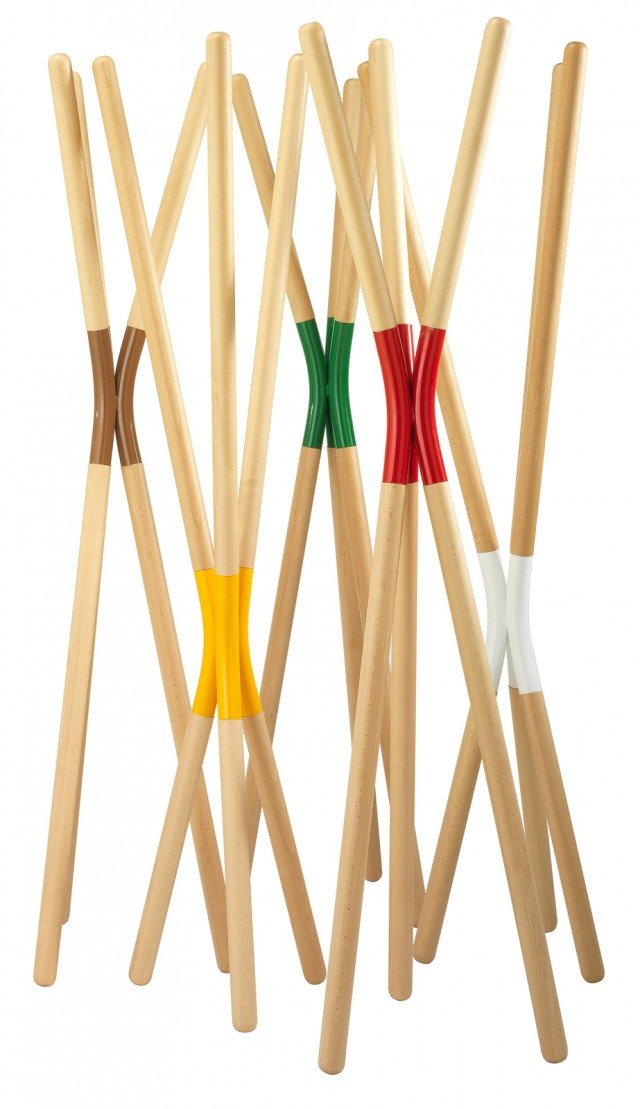 2. Tripod di Officinanove è un appendiabiti formato da aste in faggio a finitura naturale che sembrano bastoncini del gioco dello Shangai; lo snodo centrale è in tubi di acciaio colorati. Misura L 46,5 x P 42 x H 160 cm. Prezzo 319 euro. www.officinanove.it 2. Tripod di Officinanove è un appendiabiti formato da aste in faggio a finitura naturale che sembrano bastoncini del gioco dello Shangai; lo snodo centrale è in tubi di acciaio colorati. Misura L 46,5 x P 42 x H 160 cm. Prezzo 319 euro. www.officinanove.it