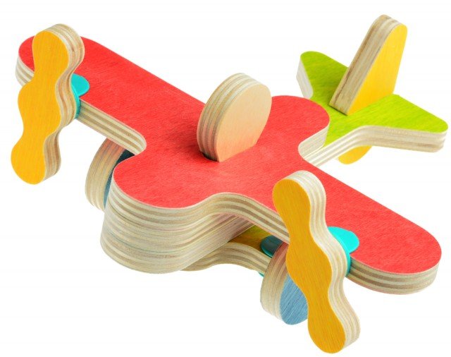 Un elemento in legno mantiene diversi strati uniti tra loro nel modello Airplane della collezione BOB the JOINT di Brighello. In questo modo il bambino esercita le proprie capacità motorie dovendo trovare la corretta successione dei diversi pezzi. Prezzo 11,90 euro. www.brighello.com Un elemento in legno mantiene diversi strati uniti tra loro nel modello Airplane della collezione BOB the JOINT di Brighello. In questo modo il bambino esercita le proprie capacità motorie dovendo trovare la corretta successione dei diversi pezzi. Prezzo 11,90 euro. www.brighello.com