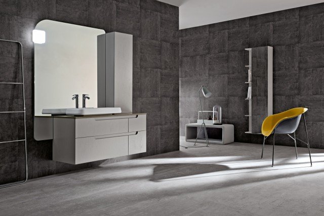 Dida 2 Ha due cassettoni il mobile lavabo della collezione Ryo di Cerasa affiancato da una base con due cassetti. Con finitura laccata opaca cenere effetto poro aperto, ha frontale asimmetrico che funge da maniglia e piano laminato in pietra. Misura L 85 x P 51 x H 56 cm. Prezzo dell’intera composizione, Iva esclusa, 2.775 euro. www.cerasa.it Dida 2 Ha due cassettoni il mobile lavabo della collezione Ryo di Cerasa affiancato da una base con due cassetti. Con finitura laccata opaca cenere effetto poro aperto, ha frontale asimmetrico che funge da maniglia e piano laminato in pietra. Misura L 85 x P 51 x H 56 cm. Prezzo dell’intera composizione, Iva esclusa, 2.775 euro. www.cerasa.it