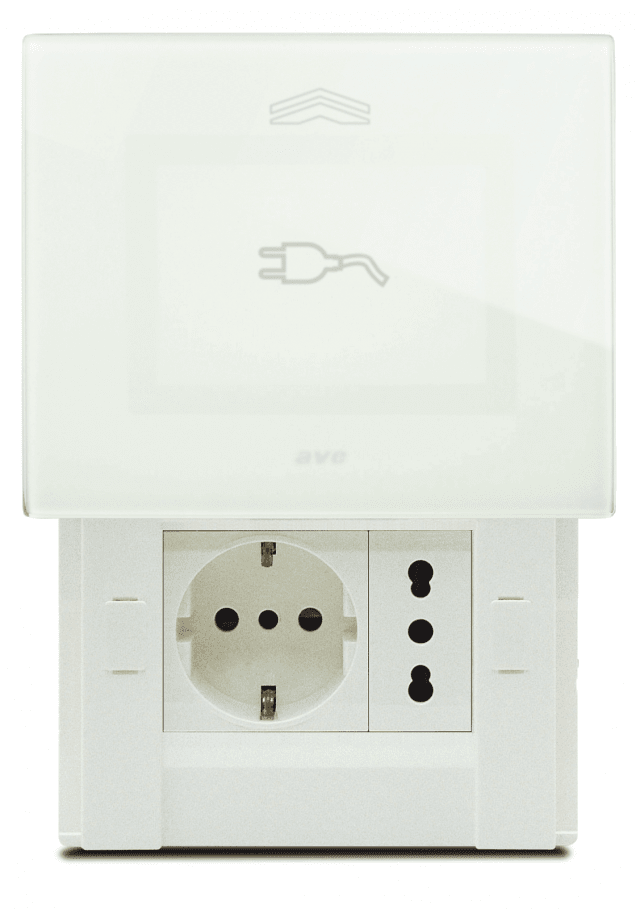 Placca a scivolamento Ave Touch in vetro, disponibile in nero assoluto finitura lucida o bianco assoluto finitura lucida, dotata di simbolo spina frontale retroilluminato con luce led azzurro riconoscibile anche in caso di oscurità. Installata su scatola rettangolare standard 3 moduli. Dimensioni: L 12 x P 1,2 x H 9,8 cm. Per la versione in bianco, prezzo 67,26 euro Iva esclusa. Placca a scivolamento Ave Touch in vetro, disponibile in nero assoluto finitura lucida o bianco assoluto finitura lucida, dotata di simbolo spina frontale retroilluminato con luce led azzurro riconoscibile anche in caso di oscurità. Installata su scatola rettangolare standard 3 moduli. Dimensioni: L 12 x P 1,2 x H 9,8 cm. Per la versione in bianco, prezzo 67,26 euro Iva esclusa.