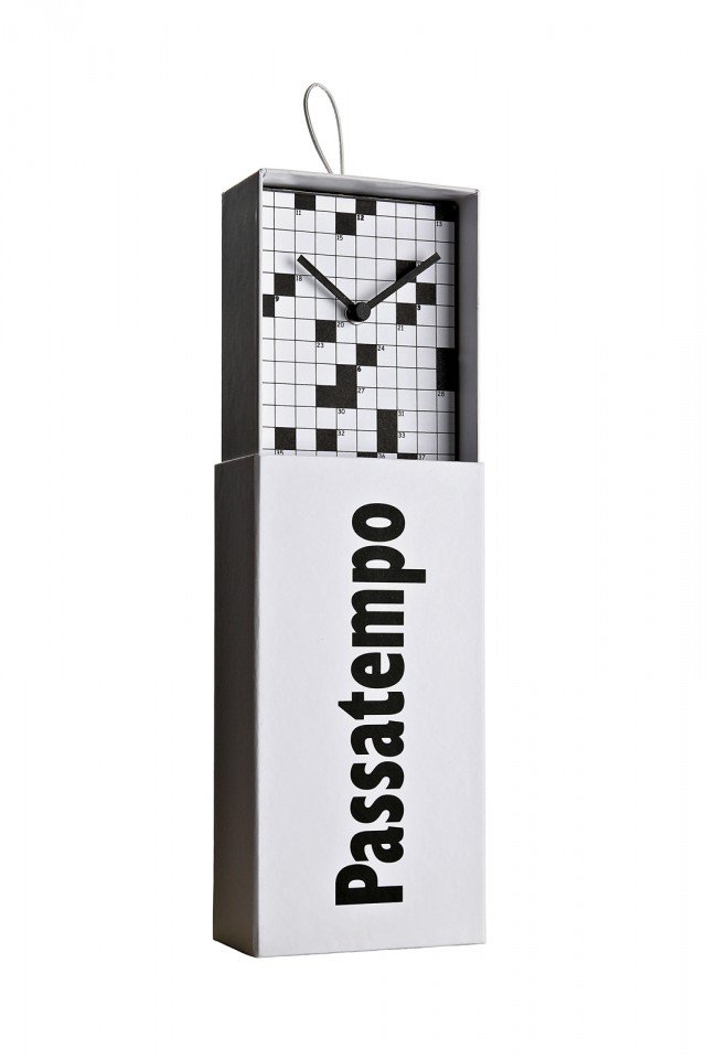 3. Clock in a Box modello Passatempo di Creativando è un orologio in cartoncino e carta che ha un cruciverba sul quadrante e può essere appeso o appoggiato su un piano. Misura L 13 x P 7 x H 25 cm. Prezzo 36 euro. www.creativando.nu 3. Clock in a Box modello Passatempo di Creativando è un orologio in cartoncino e carta che ha un cruciverba sul quadrante e può essere appeso o appoggiato su un piano. Misura L 13 x P 7 x H 25 cm. Prezzo 36 euro. www.creativando.nu