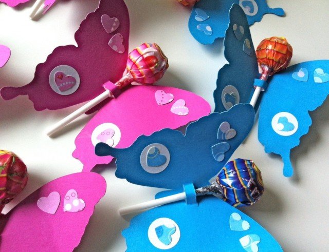 Si possono usare come invito alla festa in maschera i porta lecca lecca a forma di farfalla di Party Kit. H 10 cm circa. In vendita su MissHobby al prezzo di 0,40 euro ciascuno (acquisto minimo 6, lecca lecca escluso). www.misshobby.com Si possono usare come invito alla festa in maschera i porta lecca lecca a forma di farfalla di Party Kit. H 10 cm circa. In vendita su MissHobby al prezzo di 0,40 euro ciascuno (acquisto minimo 6, lecca lecca escluso). www.misshobby.com