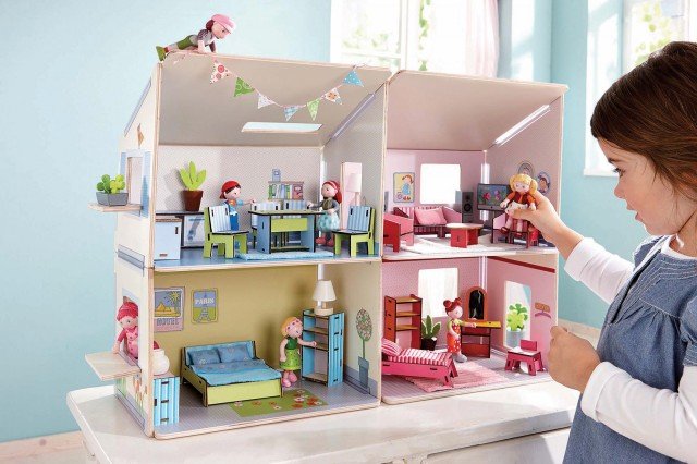 È in legno compensato la casa delle bambole Villa del Sole della linea Little Friends di Haba. La si può arredare con diversi mobili e popolare con bamboline flessibili dotate di set di vestitini. Dai 3 anni in su. Misura L 62 x P 20 x H 44 cm. Prezzo della sola casa 116 euro. www.haba.de È in legno compensato la casa delle bambole Villa del Sole della linea Little Friends di Haba. La si può arredare con diversi mobili e popolare con bamboline flessibili dotate di set di vestitini. Dai 3 anni in su. Misura L 62 x P 20 x H 44 cm. Prezzo della sola casa 116 euro. www.haba.de