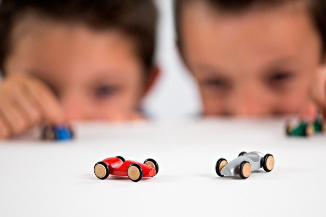 Sono pensate per giocare e per essere collezionate le auto da corsa Mini Wood Racer di Milaniwood dal sapore vintage. Più piccole di una noce, sono realizzate completamente in legno e dotate di pneumatici in gomma. Sono disponibili in quattro colori diversi. Dai 3 anni in su. Prezzo, cadauna, 7 euro. www.milaniwood.com Sono pensate per giocare e per essere collezionate le auto da corsa Mini Wood Racer di Milaniwood dal sapore vintage. Più piccole di una noce, sono realizzate completamente in legno e dotate di pneumatici in gomma. Sono disponibili in quattro colori diversi. Dai 3 anni in su. Prezzo, cadauna, 7 euro. www.milaniwood.com