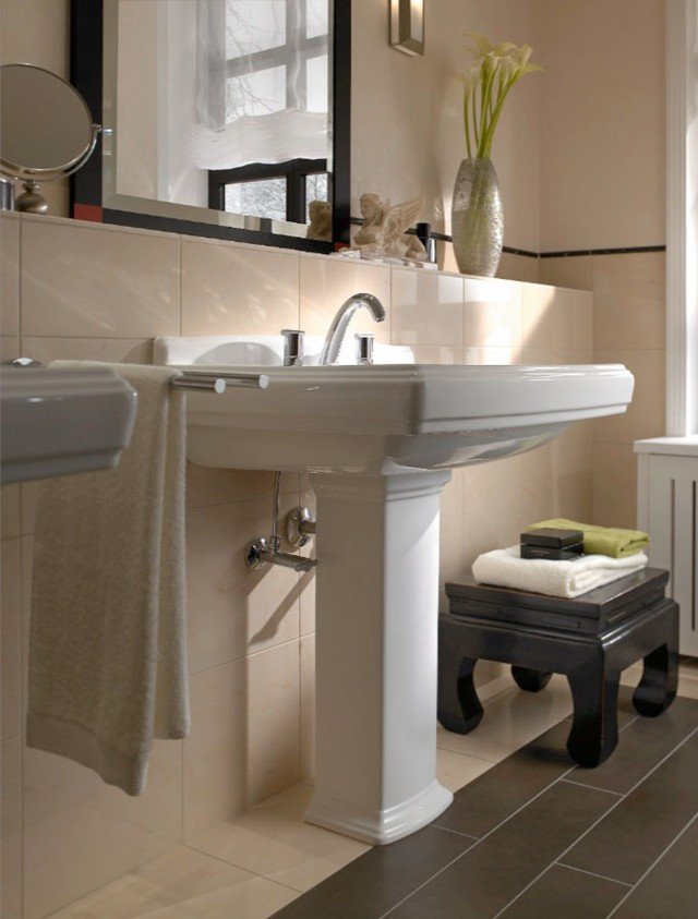 lavabo con colonna della serie Hommage di Villeroy & Boch con troppo pieno in porcellana bianca lavabo con colonna della serie Hommage di Villeroy & Boch con troppo pieno in porcellana bianca