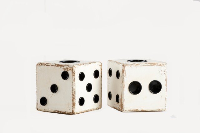 5. Art. DB003133 di Dialma Brown sono portacandele che hanno la forma di dadi: sono realizzati in legno e plastica e hanno un piacevole aspetto vintage. Misurano L 16 x P 16 x H 16 cm cad. Prezzo 71 euro (il set di 2 pezzi). www.dialmabrown.it 5. Art. DB003133 di Dialma Brown sono portacandele che hanno la forma di dadi: sono realizzati in legno e plastica e hanno un piacevole aspetto vintage. Misurano L 16 x P 16 x H 16 cm cad. Prezzo 71 euro (il set di 2 pezzi). www.dialmabrown.it