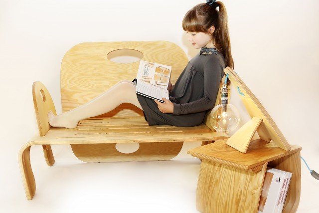 Si ispira alla filosofia Montessori il sistema di impilaggio brevettato Flowerssori che permette di comporre a piacimento un modulo base composto di una rete in legno con doghe intagliate. Nella foto il modulo diventa un divanetto con parti raccordate da dispositivi in cuoio e legno. La struttura è in faggio con impiallacciatura in frassino. L’altezza da terra è di 30 cm. Prezzo su richiesta. www.flowerssori.it Si ispira alla filosofia Montessori il sistema di impilaggio brevettato Flowerssori che permette di comporre a piacimento un modulo base composto di una rete in legno con doghe intagliate. Nella foto il modulo diventa un divanetto con parti raccordate da dispositivi in cuoio e legno. La struttura è in faggio con impiallacciatura in frassino. L’altezza da terra è di 30 cm. Prezzo su richiesta. www.flowerssori.it