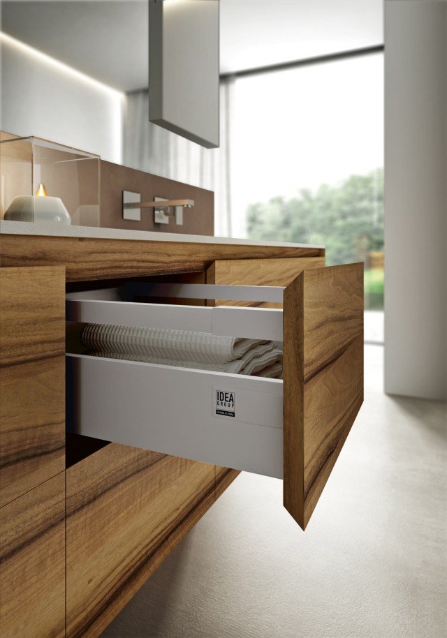 Il mobile bagno della collezione Cubik di Idea si amplia nella modularità e nei materiali. Le essenze legno si alternano all’Ecomalte e agli innovativi laminati HPL. Basi, piani e lavabi integrati: il massimo rigore delle forme si fonde all’assoluto minimalismo materico. La linea sfilata delle basi esalta la continuità della venatura dell’essenza Noce Italiano finito “in biglia”, valorizzando l’artigianalità delle lavorazioni. La cura del dettaglio si può apprezzare anche nella chiusura dei cassettoni a 45° su tutti lati. www.ideagroup.it Il mobile bagno della collezione Cubik di Idea si amplia nella modularità e nei materiali. Le essenze legno si alternano all’Ecomalte e agli innovativi laminati HPL. Basi, piani e lavabi integrati: il massimo rigore delle forme si fonde all’assoluto minimalismo materico. La linea sfilata delle basi esalta la continuità della venatura dell’essenza Noce Italiano finito “in biglia”, valorizzando l’artigianalità delle lavorazioni. La cura del dettaglio si può apprezzare anche nella chiusura dei cassettoni a 45° su tutti lati. www.ideagroup.it