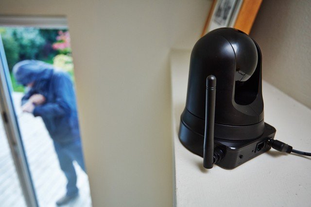 Le videocamere motorizzate (in gergo tecnico, PTZ ovvero Pan-Tilt-Zoom) permettono la rotazione dell’obiettivo da remoto. Quando siamo in vacanza possiamo tenere sott’occhio ad esempio tutto il soggiorno della nostra prima casa, ruotando l’inquadratura a nostro piacimento. Questo lo permette il Monitor 360 della gamma mydlink™ Home di D-Link, una videocamera wireless pensata per la sorveglianza di aree ampie. Le videocamere motorizzate (in gergo tecnico, PTZ ovvero Pan-Tilt-Zoom) permettono la rotazione dell’obiettivo da remoto. Quando siamo in vacanza possiamo tenere sott’occhio ad esempio tutto il soggiorno della nostra prima casa, ruotando l’inquadratura a nostro piacimento. Questo lo permette il Monitor 360 della gamma mydlink™ Home di D-Link, una videocamera wireless pensata per la sorveglianza di aree ampie.