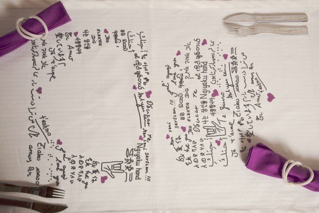 Per una cena romantica a due, runner Amarsi nel mondo di Tablecloths in 100% cotone spigato. Misura L 50 x H 150 cm. Prezzo 35 euro. www.tablecloths.it Per una cena romantica a due, runner Amarsi nel mondo di Tablecloths in 100% cotone spigato. Misura L 50 x H 150 cm. Prezzo 35 euro. www.tablecloths.it