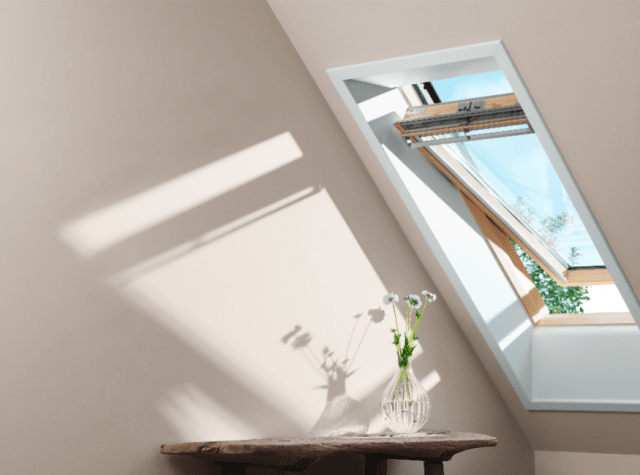 Finestra a bilico manuale in pino GGL di Velux. La pratica apertura a bilico permette di sfruttare lo spazio sotto alla finestra mentre il trattamento con vernice a base d'acqua ne mantiene inalterata nel tempo la naturale bellezza. Per praticità, la barra di apertura è posta in alto. Nella misura L 55 x H 78 cm prezzo a partire da 253 euro + Iva. www.velux.it Finestra a bilico manuale in pino GGL di Velux. La pratica apertura a bilico permette di sfruttare lo spazio sotto alla finestra mentre il trattamento con vernice a base d'acqua ne mantiene inalterata nel tempo la naturale bellezza. Per praticità, la barra di apertura è posta in alto. Nella misura L 55 x H 78 cm prezzo a partire da 253 euro + Iva. www.velux.it