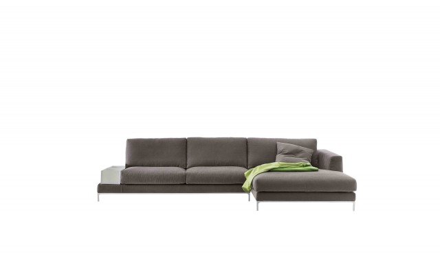 Disponibile con cuciture decorative in punto pettine realizzate in contrasto o tinta su tinta, il divano Artis di Ditre Italia è dotato di chaise longue e di accessori contenitivi e di appoggio realizzati in cuoio rigenerato. È composto da un laterale da tre posti maxi e una penisola maxi in tessuto Pantera 007. Misura L 346 x P 102/164 x H 80 cm. Prezzo della composizione in foto: 5.250 euro. www.ditreitalia.com Disponibile con cuciture decorative in punto pettine realizzate in contrasto o tinta su tinta, il divano Artis di Ditre Italia è dotato di chaise longue e di accessori contenitivi e di appoggio realizzati in cuoio rigenerato. È composto da un laterale da tre posti maxi e una penisola maxi in tessuto Pantera 007. Misura L 346 x P 102/164 x H 80 cm. Prezzo della composizione in foto: 5.250 euro. www.ditreitalia.com