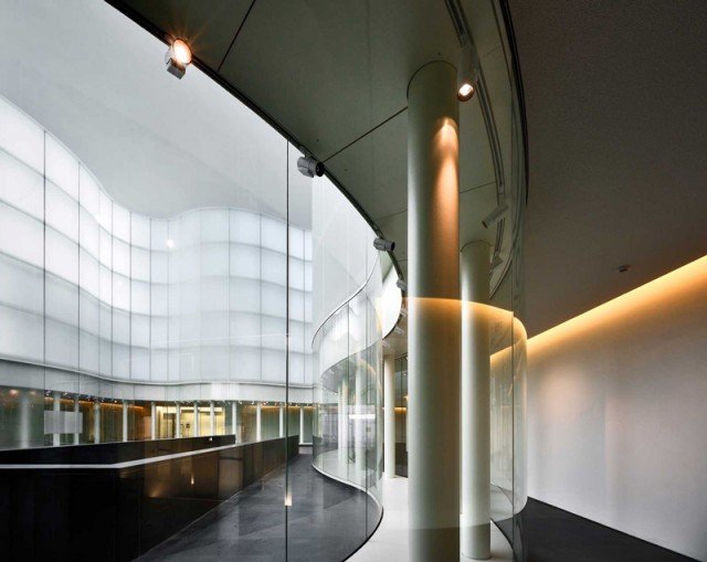 La piazza del Mudec, coperta dalle geometrie libere e organiche. In foto, particolare delle vetrine polilobate. Il museo è visitabile dal 27 marzo. © Photo OskarDaRiz. www.mudec.it La piazza del Mudec, coperta dalle geometrie libere e organiche. In foto, particolare delle vetrine polilobate. Il museo è visitabile dal 27 marzo. © Photo OskarDaRiz. www.mudec.it