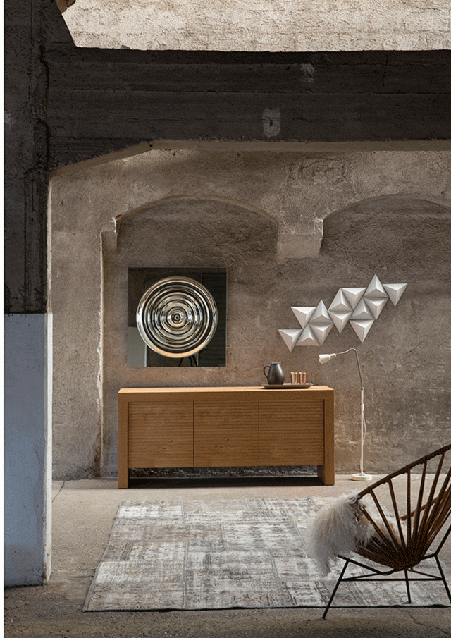 Abete impiallacciato in rovere nodato per T-Wood di Riflessi la madia con le tre ante dall’insolito aspetto ondulato; è corredata di ripiani interni in cristallo o in legno. È disponibile nelle versioni a due o quattro ante. Misura L 185 x P 50 x H 81 cm. Prezzo 3.477 euro. www.riflessisrl.it Abete impiallacciato in rovere nodato per T-Wood di Riflessi la madia con le tre ante dall’insolito aspetto ondulato; è corredata di ripiani interni in cristallo o in legno. È disponibile nelle versioni a due o quattro ante. Misura L 185 x P 50 x H 81 cm. Prezzo 3.477 euro. www.riflessisrl.it