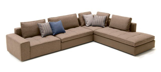 Lounge di Calligaris è componibile e è dotato di chaise-longue; è disponibile rivestito in pelle o in tessuto sfoderabile con un motivo di impunture a scacchiera. È imbottito in gomma a densità differenziate e è dotato di cuscini volanti in misto piuma. Lo schienale è basso e i piedini sono a scomparsa. www.calligaris.it Lounge di Calligaris è componibile e è dotato di chaise-longue; è disponibile rivestito in pelle o in tessuto sfoderabile con un motivo di impunture a scacchiera. È imbottito in gomma a densità differenziate e è dotato di cuscini volanti in misto piuma. Lo schienale è basso e i piedini sono a scomparsa. www.calligaris.it