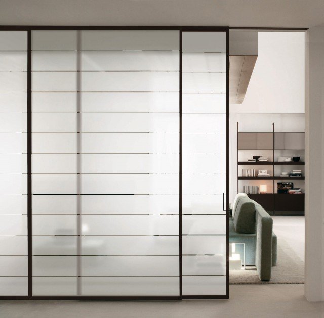 Action di Bihome by Bertolotto è un sistema di porte scorrevoli che permette di dividere gli ambienti senza essere ingombrante: è disponibile con diverse soluzioni progettuali per adattarsi a ogni esigenza e desiderio. La struttura scura del telaio crea un piacevole contrasto con il vetro satinato decorato da un motivo a fasce. www.bihome.com Action di Bihome by Bertolotto è un sistema di porte scorrevoli che permette di dividere gli ambienti senza essere ingombrante: è disponibile con diverse soluzioni progettuali per adattarsi a ogni esigenza e desiderio. La struttura scura del telaio crea un piacevole contrasto con il vetro satinato decorato da un motivo a fasce. www.bihome.com