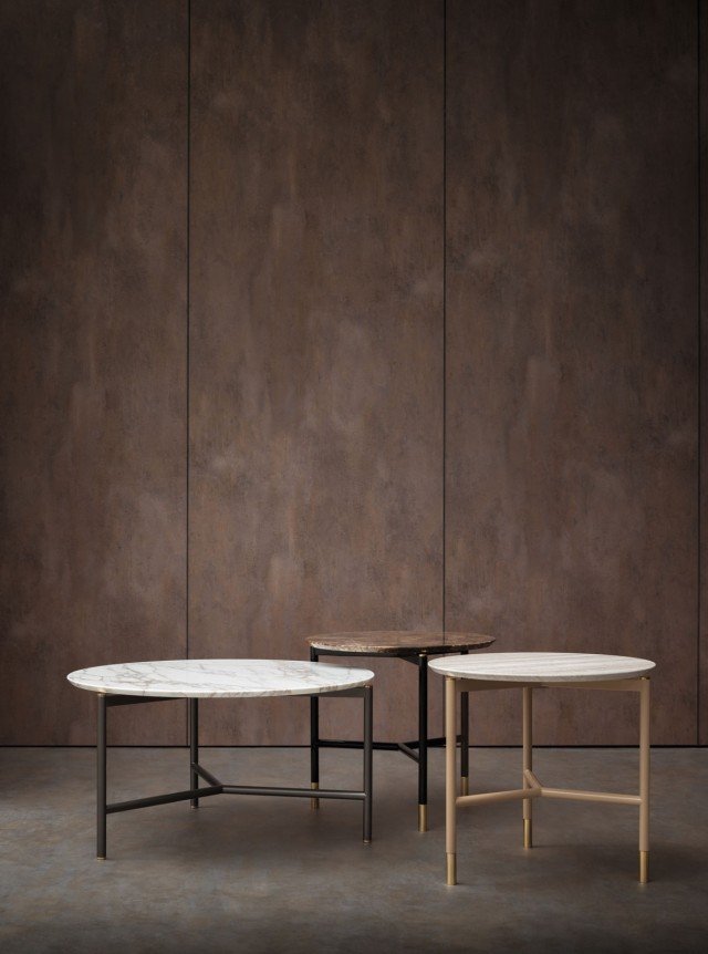 Iko di Flou ha il piano rotondo in marmo disponibile in tre varianti; la struttura di sostegno è in tubolare di acciaio colorato nero lucido, brunito o beige lucido. È impreziosito da dettagli in ottone lucidato in bagno oro. Misura ø 60/90 x H 47,5/55 cm. www.flou.it Iko di Flou ha il piano rotondo in marmo disponibile in tre varianti; la struttura di sostegno è in tubolare di acciaio colorato nero lucido, brunito o beige lucido. È impreziosito da dettagli in ottone lucidato in bagno oro. Misura ø 60/90 x H 47,5/55 cm. www.flou.it