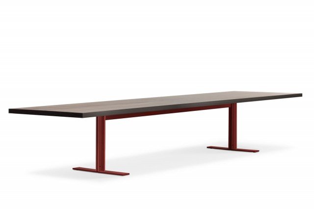 Memo di Lema ha un grande piano in pregiato rovere termotrattato sostenuto da una semplice gamba realizzata in alluminio laccato rosso, ma è disponibile anche nero e spazzolato opaco. Misura L 400 x P 110 x H 72 cm. www.lemamobili.com Memo di Lema ha un grande piano in pregiato rovere termotrattato sostenuto da una semplice gamba realizzata in alluminio laccato rosso, ma è disponibile anche nero e spazzolato opaco. Misura L 400 x P 110 x H 72 cm. www.lemamobili.com
