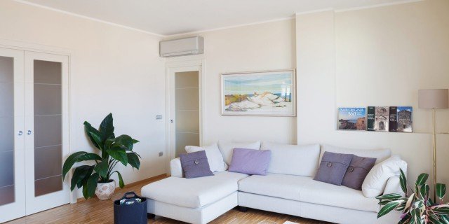 Impianto moderno e mobili depoca per la casa cittadina al mare ... Immagini di case al mare
