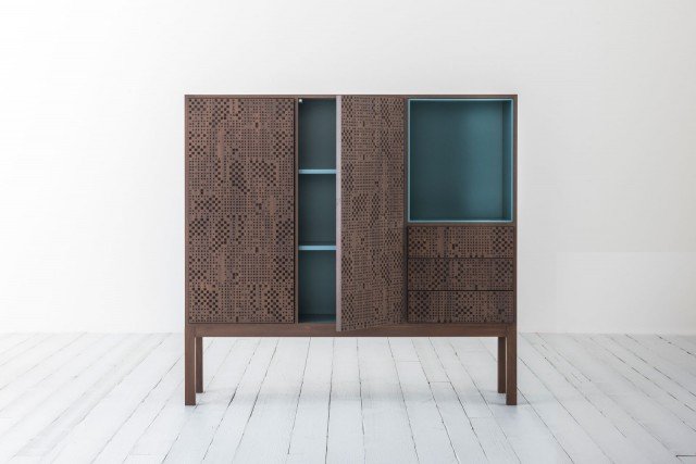 Hi-Deck di Capod'opera è un mobile contenitore in legno di tiglio trattato ad olio con la superficie delle ante decorata da un originale motivo geometrico realizzato con incisioni a laser. Gli interni sono laccati in colori accesi in contrasto. Misura L 143,2 x P 41 x H 134 cm. www.capodopera.it Hi-Deck di Capod'opera è un mobile contenitore in legno di tiglio trattato ad olio con la superficie delle ante decorata da un originale motivo geometrico realizzato con incisioni a laser. Gli interni sono laccati in colori accesi in contrasto. Misura L 143,2 x P 41 x H 134 cm. www.capodopera.it