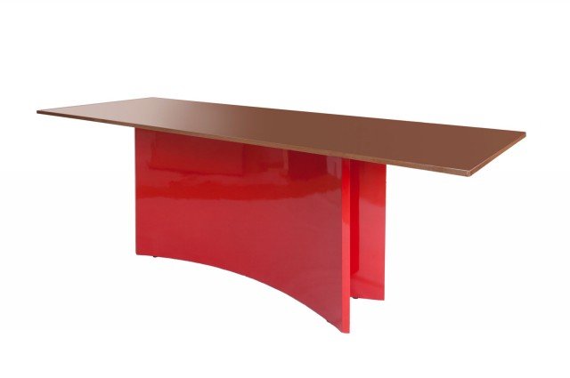 Maso Red di Collage Milano accosta le lastre di masonite del top, protette da un bagno al poliestere, alle lastre in Mdf curvato e laccato rosso lucido che formano la base: il risultato è un modello molto decorativo. www.collagemilano.com Maso Red di Collage Milano accosta le lastre di masonite del top, protette da un bagno al poliestere, alle lastre in Mdf curvato e laccato rosso lucido che formano la base: il risultato è un modello molto decorativo. www.collagemilano.com