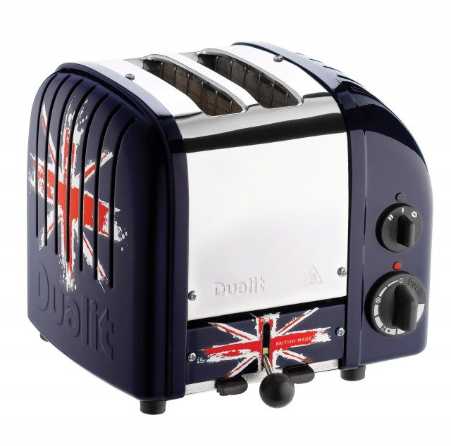 Design accattivante e retrò per Newgen Union Jack di Carlo Giannini che tosta anche brioches e panini. Ha timer meccanico e funzione di scongelamento e può essere anche per quattro fette. Prezzo 338 euro. www.giannini.it Design accattivante e retrò per Newgen Union Jack di Carlo Giannini che tosta anche brioches e panini. Ha timer meccanico e funzione di scongelamento e può essere anche per quattro fette. Prezzo 338 euro. www.giannini.it