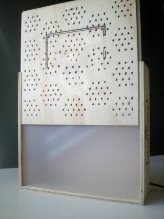 Anche il coperchio precedentemente forato va inserito nella scanalatura di chiusura.