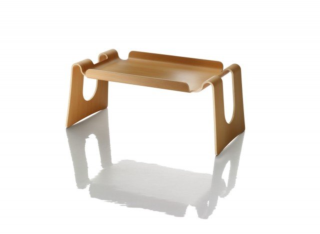 Cappuccino di Magis è un vassoio/tavolino design in multistrato di faggio, ma è disponibile anche in palissandro; è impilabile. Misura L 70,53 x P 33 x H 28,5 cm. Prezzo 293 euro. www.magisdesign.com Cappuccino di Magis è un vassoio/tavolino design in multistrato di faggio, ma è disponibile anche in palissandro; è impilabile. Misura L 70,53 x P 33 x H 28,5 cm. Prezzo 293 euro. www.magisdesign.com