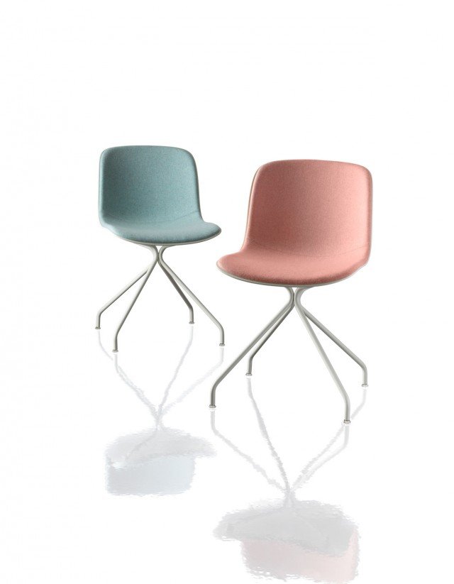 Ha una base a quattro razze in metallo verniciato bianco Troy di Magis, il modello girevole con la seduta rivestita in morbido tessuto nelle tonalità pastello. Misura L 47 x P 50 x H 80 cm. Prezzo 634 euro. www.magisdesign.com Ha una base a quattro razze in metallo verniciato bianco Troy di Magis, il modello girevole con la seduta rivestita in morbido tessuto nelle tonalità pastello. Misura L 47 x P 50 x H 80 cm. Prezzo 634 euro. www.magisdesign.com
