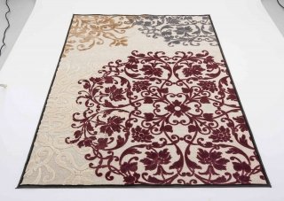 Bogor di Ricci Casa ha la superficie chiara decorata da motivi floreali stilizzati di ispirazione neobarocca. Misura L 160 x P 230 cm. Prezzo 195 euro. www.riccicasa.it Bogor di Ricci Casa ha la superficie chiara decorata da motivi floreali stilizzati di ispirazione neobarocca. Misura L 160 x P 230 cm. Prezzo 195 euro. www.riccicasa.it
