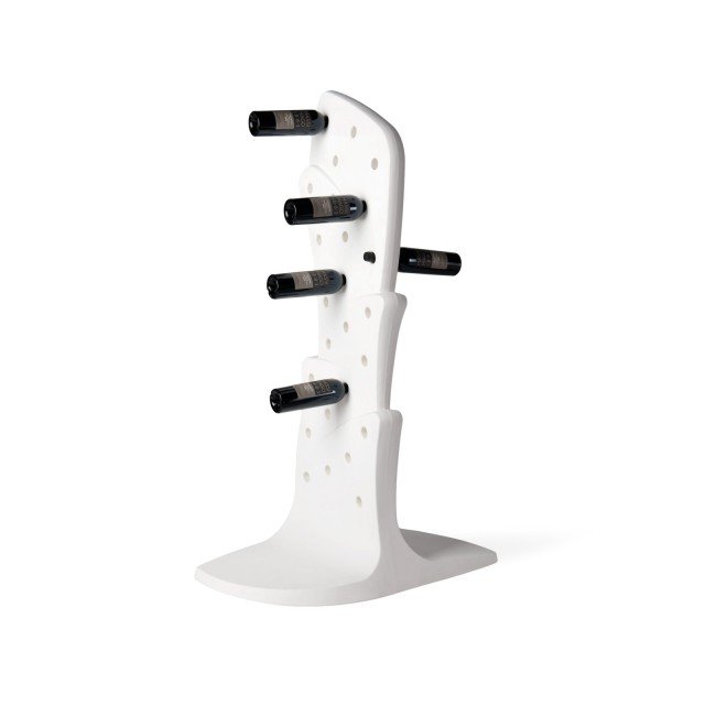Malbec di Slide è una struttura in polietilene laccato bianco in cui si possono inserire, tramite il collo, fino a venticinque bottiglie: un vero totem urbano! Misura L 52 x P 90 x H 150 cm. Prezzo 244 euro. www.slidedesign.it Malbec di Slide è una struttura in polietilene laccato bianco in cui si possono inserire, tramite il collo, fino a venticinque bottiglie: un vero totem urbano! Misura L 52 x P 90 x H 150 cm. Prezzo 244 euro. www.slidedesign.it