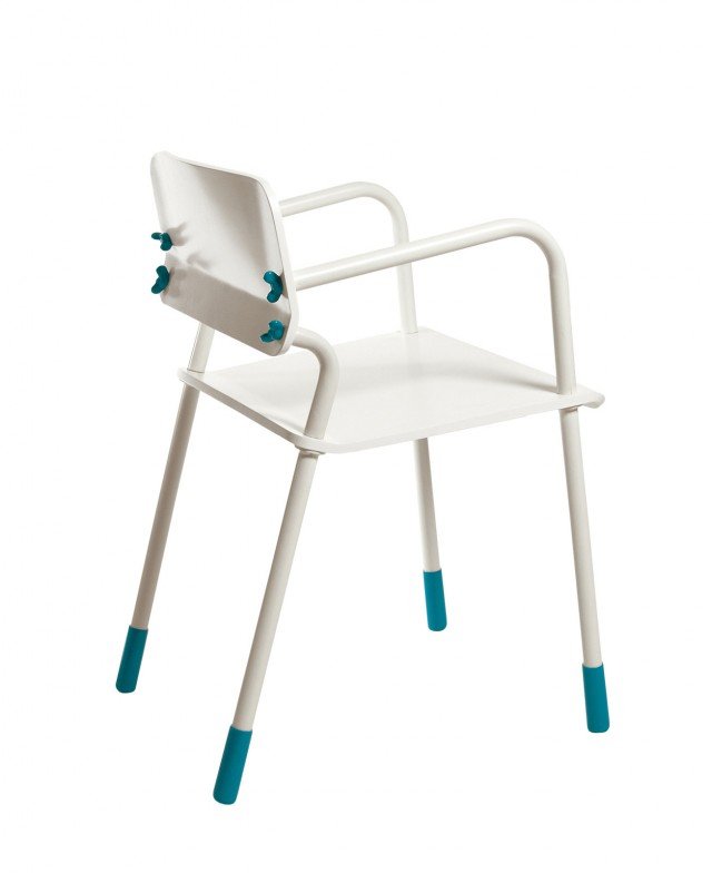School Joke di Seletti ha la struttura in tubolare metallico verniciato bianco con particolari blu; la seduta è realizzata in multistrato. I braccioli la rendono comoda e confortevole. Misura L 52 x P 54 x H 77 cm. Prezzo 150 euro. www.seletti.it School Joke di Seletti ha la struttura in tubolare metallico verniciato bianco con particolari blu; la seduta è realizzata in multistrato. I braccioli la rendono comoda e confortevole. Misura L 52 x P 54 x H 77 cm. Prezzo 150 euro. www.seletti.it