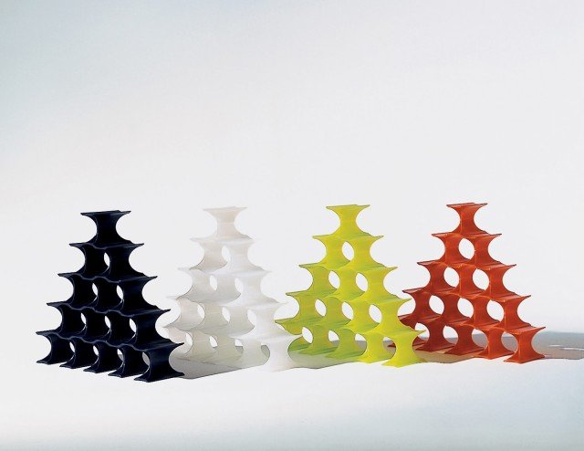 Infinity di Kartell è colorato ed è formato da elementi che si possono agganciare tra loro per formare un numero infinito di cerchi in cui inserire le bottiglie. È interamente realizzato in polipropilene colorato in massa. Un elemento misura L 5,7 x P 14,5 x H 9,5 cm. Prezzo 53 euro (una confezione da 16 elementi). www.kartell.com Infinity di Kartell è colorato ed è formato da elementi che si possono agganciare tra loro per formare un numero infinito di cerchi in cui inserire le bottiglie. È interamente realizzato in polipropilene colorato in massa. Un elemento misura L 5,7 x P 14,5 x H 9,5 cm. Prezzo 53 euro (una confezione da 16 elementi). www.kartell.com