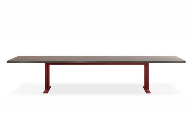 Memo di Lema è un tavolo di grandi dimensioni dal design minimalista; la struttura portante è in metallo laccato rosso, il piano è realizzato in pregiato legno di rovere termotrattato. Misura L 400 x P 110 x H 72 cm. www.lemamobili.it Memo di Lema è un tavolo di grandi dimensioni dal design minimalista; la struttura portante è in metallo laccato rosso, il piano è realizzato in pregiato legno di rovere termotrattato. Misura L 400 x P 110 x H 72 cm. www.lemamobili.it
