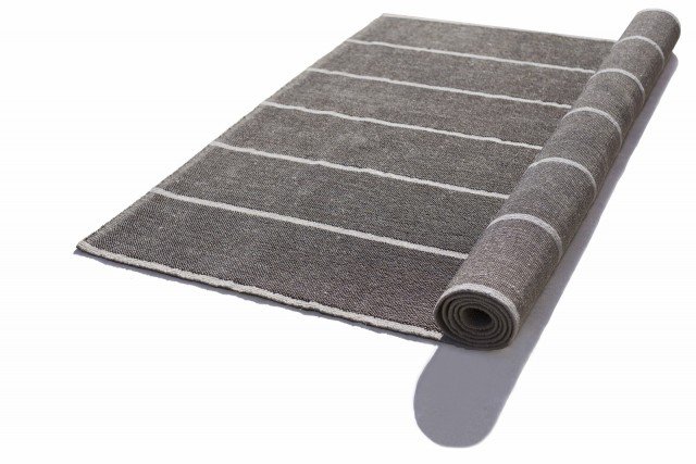 Paglietta di G.T. Design è un tappeto in filato tecnico ad alta prestazione in una piacevole tonalità grigio ferro e righe bianche che creano un piacevole effetto gessato; può essere usato sia in interno sia all’esterno. Misura L 200 x P 300 cm. www.gtdesign.it Paglietta di G.T. Design è un tappeto in filato tecnico ad alta prestazione in una piacevole tonalità grigio ferro e righe bianche che creano un piacevole effetto gessato; può essere usato sia in interno sia all’esterno. Misura L 200 x P 300 cm. www.gtdesign.it