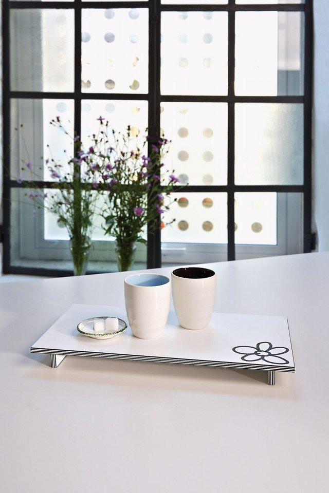 Su-Sci di Creativando ha un design lineare che ricorda i vassoi giapponesi, è realizzato in laminato stratificato millerighe. È candido ed è decorato in un angolo da un fiore stilizzato nero. Misura L 35 x P 18 x H 3 cm. Prezzo 59 euro. www.creativando.nu Su-Sci di Creativando ha un design lineare che ricorda i vassoi giapponesi, è realizzato in laminato stratificato millerighe. È candido ed è decorato in un angolo da un fiore stilizzato nero. Misura L 35 x P 18 x H 3 cm. Prezzo 59 euro. www.creativando.nu