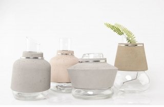 I vasi in vetro e sabbia, collezione 100% Sand, di Anabella Vivas saranno esposti in via Ventura 6. I vasi in vetro e sabbia, collezione 100% Sand, di Anabella Vivas saranno esposti in via Ventura 6.