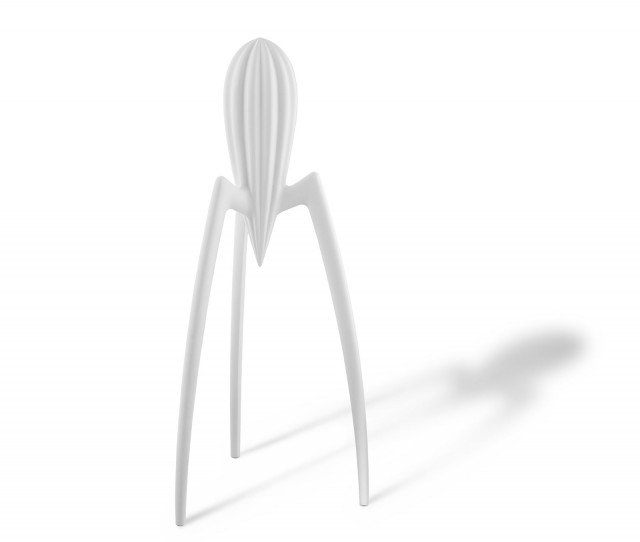 Per festeggiare l’anniversario dello spremiagrumi Juicy Salif di Alessi vengono proposte due versioni speciali: una in fusione di alluminio con rivestimento ceramico di colore bianco opaco e l’altra in fusione di bronzo in tiratura limitata, in vendita nei giorni del Fuorisalone. Allo spremiagrumi è dedicata anche la pubblicazione speciale “Venticinque anni senza spremere limoni” che racconta e sintetizza parte dell’innumerevole materiale raccolto su Juicy Salif. www.alessi.com Per festeggiare l’anniversario dello spremiagrumi Juicy Salif di Alessi vengono proposte due versioni speciali: una in fusione di alluminio con rivestimento ceramico di colore bianco opaco e l’altra in fusione di bronzo in tiratura limitata, in vendita nei giorni del Fuorisalone. Allo spremiagrumi è dedicata anche la pubblicazione speciale “Venticinque anni senza spremere limoni” che racconta e sintetizza parte dell’innumerevole materiale raccolto su Juicy Salif. www.alessi.com