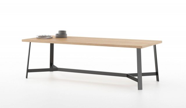 Status di Calligaris è formato da un piano in rovere spazzolato chiaro di alto spessore e da una struttura leggera realizzata in metallo verniciato grigio con un disegno a incrocio. È disponibile anche in una versione vintage con la base verniciata effetto ruggine e il bordo del piano scortecciato. Misura L 200/250 x P 105 x H 73 cm. www.calligaris.it Status di Calligaris è formato da un piano in rovere spazzolato chiaro di alto spessore e da una struttura leggera realizzata in metallo verniciato grigio con un disegno a incrocio. È disponibile anche in una versione vintage con la base verniciata effetto ruggine e il bordo del piano scortecciato. Misura L 200/250 x P 105 x H 73 cm. www.calligaris.it