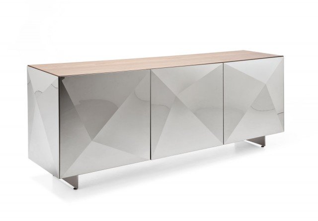 Cubric di Riflessi ha le originali ante e i fianchi realizzati in acciaio specchiante piegato artigianalmente nella forma tridimensionale a diamante; l'apertura è push-pull. L' interno e il retro sono in noce canaletto o rovere. www.riflessisrl.it Cubric di Riflessi ha le originali ante e i fianchi realizzati in acciaio specchiante piegato artigianalmente nella forma tridimensionale a diamante; l'apertura è push-pull. L' interno e il retro sono in noce canaletto o rovere. www.riflessisrl.it