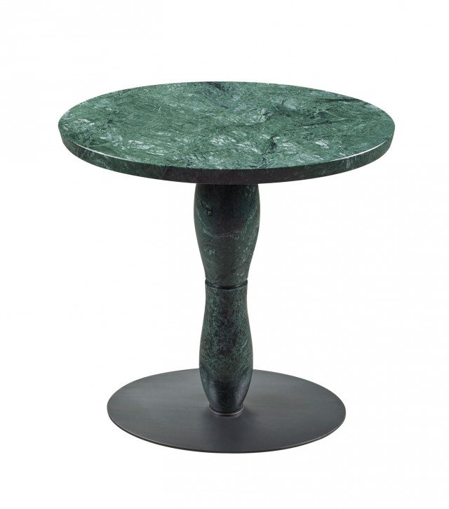 Mediterranée di Promemoria ha il piano con i bordi smussati realizzato in pregiato marmo Verde Guatemala disponibile in altre tre varianti. Le venature del marmo sempre diverse rendono unico ogni pezzo. La base circolare è in bronzo. Misura L 60 x P 45 x H 60 cm. www.promemoria.com Mediterranée di Promemoria ha il piano con i bordi smussati realizzato in pregiato marmo Verde Guatemala disponibile in altre tre varianti. Le venature del marmo sempre diverse rendono unico ogni pezzo. La base circolare è in bronzo. Misura L 60 x P 45 x H 60 cm. www.promemoria.com