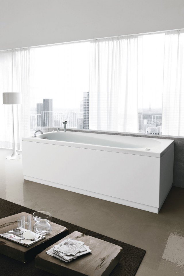 È dotata di impianto digitale Whirlpool/Airpool la vasca idromassaggio della linea Nova di Hafro dal design essenziale ed elegante. Ha 6 idrogetti e 12 iniettori Airpool. Misura L 170 x P 70 cm. Prezzo 2.460 euro. www.hafro.it È dotata di impianto digitale Whirlpool/Airpool la vasca idromassaggio della linea Nova di Hafro dal design essenziale ed elegante. Ha 6 idrogetti e 12 iniettori Airpool. Misura L 170 x P 70 cm. Prezzo 2.460 euro. www.hafro.it