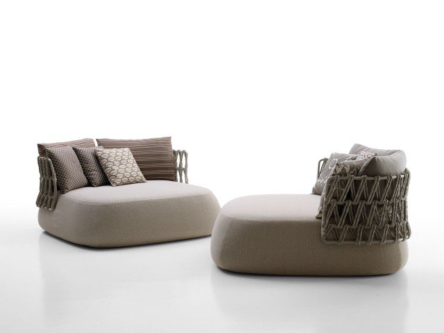Fat-Sofa Outdoor di B&B Italia è una seduta con la linea arrotondata disponibile in sei tipologie. L’originale schienale ha la struttura in metallo su cui si dirama un maxi intreccio realizzato con fibre di polietilene ritorte color tortora. www.bebitalia.com Fat-Sofa Outdoor di B&B Italia è una seduta con la linea arrotondata disponibile in sei tipologie. L’originale schienale ha la struttura in metallo su cui si dirama un maxi intreccio realizzato con fibre di polietilene ritorte color tortora. www.bebitalia.com