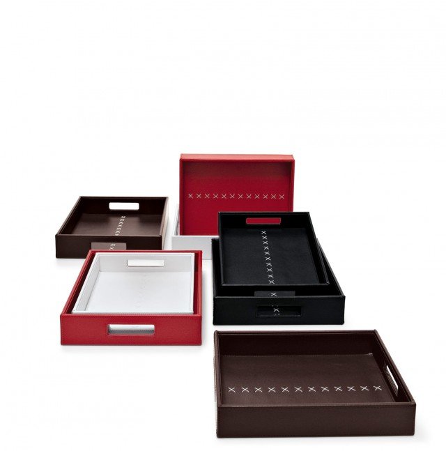 Thomas di Calligaris è un set di due vassoi coordinati in Pvc con una sofisticata finitura effetto cuoio in tre colori; i bordi laterali evitano la caduta delle stoviglie. Misurano rispettivamente L 34 x P 26 x H 6 cm e L 38 x P 30 x H 7 cm. Prezzo 49 euro (set di 2 pezzi). www.calligaris.it Thomas di Calligaris è un set di due vassoi coordinati in Pvc con una sofisticata finitura effetto cuoio in tre colori; i bordi laterali evitano la caduta delle stoviglie. Misurano rispettivamente L 34 x P 26 x H 6 cm e L 38 x P 30 x H 7 cm. Prezzo 49 euro (set di 2 pezzi). www.calligaris.it