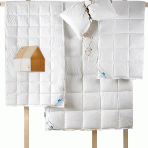 Grazie all’imbottitura in 100% piuma, il piumino Classic winter di DaunenStep è perfetto per chi soffre di allergie. In più, è leggero e confortevole grazie alle sue proprietà naturalmente termoregolatrici. Rivestimento in tessuto batista soft 100% cotone. Per la misura L 135 x H 200 cm, prezzo 249 euro. www.daunenstep.it Grazie all’imbottitura in 100% piuma, il piumino Classic winter di DaunenStep è perfetto per chi soffre di allergie. In più, è leggero e confortevole grazie alle sue proprietà naturalmente termoregolatrici. Rivestimento in tessuto batista soft 100% cotone. Per la misura L 135 x H 200 cm, prezzo 249 euro. www.daunenstep.it