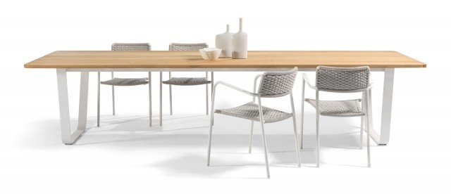 Air di Manutti è un tavolo con il piano realizzato in pregiato legno Iroko. La struttura è in ferro battuto verniciato a polveri bianco. Misura L 340 x P 113 x H 75,5 cm. Accanto trovano posto le sedie Echo con lo schienale in corda intrecciata e il telaio in alluminio; sono impilabili. www.manutti.com Air di Manutti è un tavolo con il piano realizzato in pregiato legno Iroko. La struttura è in ferro battuto verniciato a polveri bianco. Misura L 340 x P 113 x H 75,5 cm. Accanto trovano posto le sedie Echo con lo schienale in corda intrecciata e il telaio in alluminio; sono impilabili. www.manutti.com