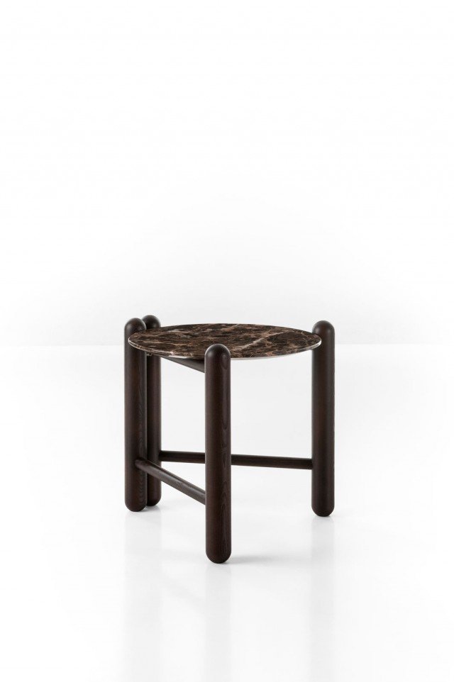 Hold On di Gebrüder Thonet Vienna GmbH ha una struttura pieghevole realizzata in frassino e il piano in marmo Emperador Brown che lo rende un arredo prezioso. É disponibile anche nelle versioni con il top in vetro e in legno laccato. www.gtv.com Hold On di Gebrüder Thonet Vienna GmbH ha una struttura pieghevole realizzata in frassino e il piano in marmo Emperador Brown che lo rende un arredo prezioso. É disponibile anche nelle versioni con il top in vetro e in legno laccato. www.gtv.com