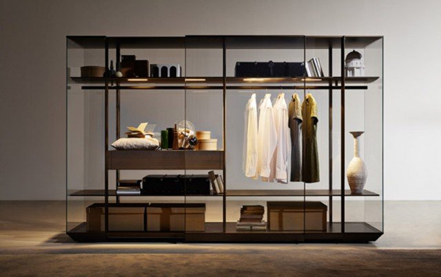 Kristal di Molteni & C. è un armadio a vetri con le ante a scorrimento e preziosi montanti d'alluminio bronzato che rendono particolarmente leggera la struttura; internamente è dotato di cassettiera sospesa che è disponibile anche nella versione lunga quanto la struttura. www.molteni.it Kristal di Molteni & C. è un armadio a vetri con le ante a scorrimento e preziosi montanti d'alluminio bronzato che rendono particolarmente leggera la struttura; internamente è dotato di cassettiera sospesa che è disponibile anche nella versione lunga quanto la struttura. www.molteni.it