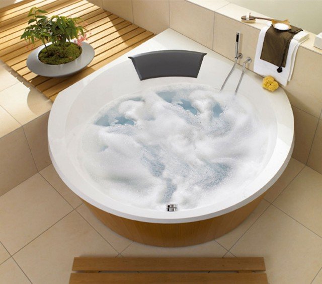 La vasca angolare Luxxus di Villeroy & Boch è realizzata in Quaryl®, un materiale composto per il 60% di quarzo e il 40% di resina acrilica. L’impiallacciatura è in essenza teak. Misura L 145 x P 145 cm. Prezzo, Iva esclusa, 9.241 euro. www.villeroy-boch.it La vasca angolare Luxxus di Villeroy & Boch è realizzata in Quaryl®, un materiale composto per il 60% di quarzo e il 40% di resina acrilica. L’impiallacciatura è in essenza teak. Misura L 145 x P 145 cm. Prezzo, Iva esclusa, 9.241 euro. www.villeroy-boch.it