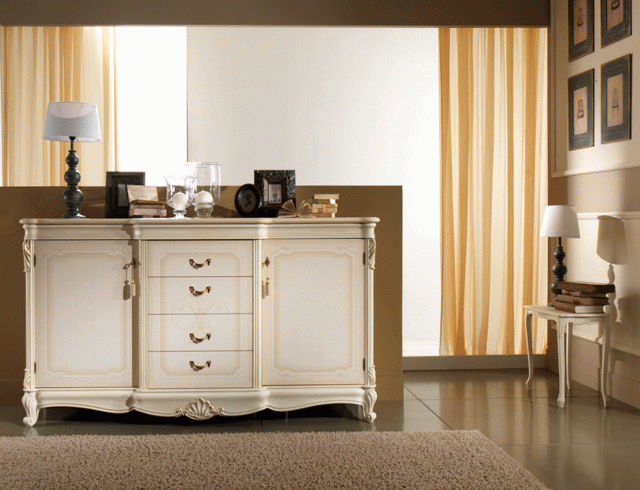Melody Patinata di Euro Design ha una linea rétro che ricorda i raffinati modelli del Settecento: è impreziosita dalla presenza di sottili colonne, di intagli e di cassetti con innesti a coda di rondine. Misura L 192 x P 58 x H 111 cm. Prezzo 2.032 euro. www.eurodesignsrl.it Melody Patinata di Euro Design ha una linea rétro che ricorda i raffinati modelli del Settecento: è impreziosita dalla presenza di sottili colonne, di intagli e di cassetti con innesti a coda di rondine. Misura L 192 x P 58 x H 111 cm. Prezzo 2.032 euro. www.eurodesignsrl.it
